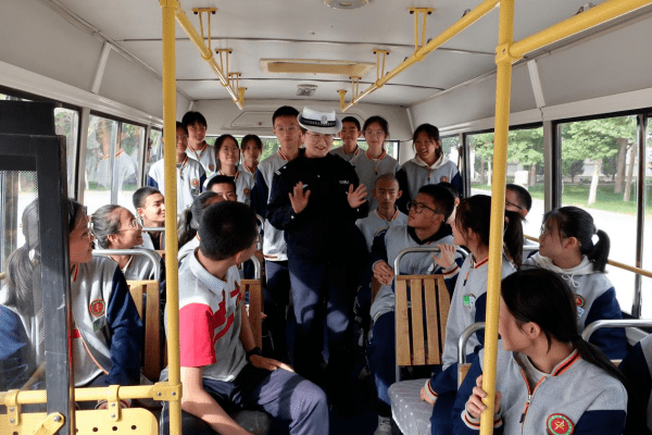 体验交通安全 普及法律法规