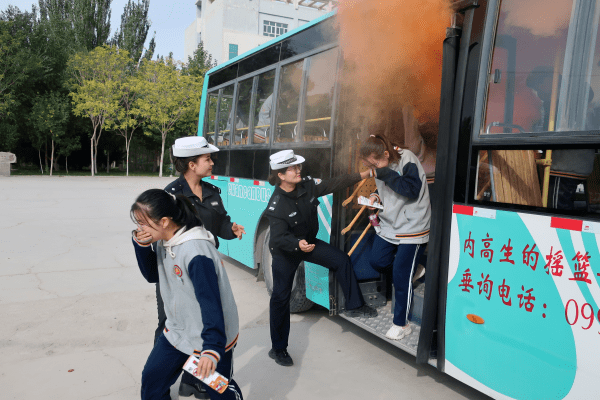 体验交通安全 普及法律法规