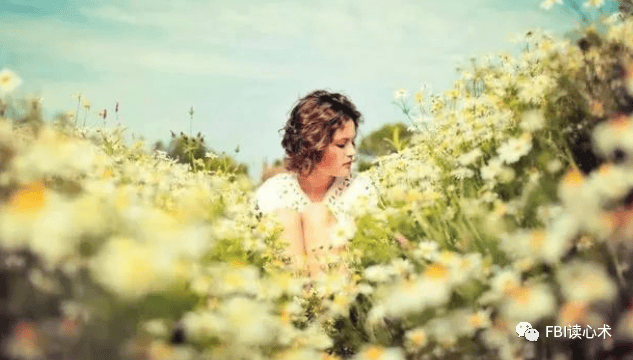 人到中年，当个“狠心”人：摆脱亲戚圈，退出同学群，拉黑无情人