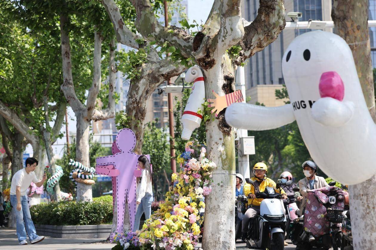 青年艺术群展助力南京时髦梧桐大道再出圈