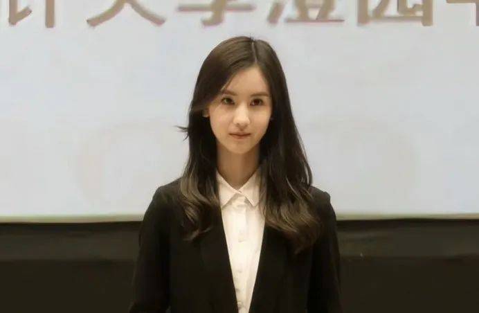 杨幂写论文被群嘲<strong></p>
<p>币圈群</strong>，明星咋老爱往“学术圈”挤？