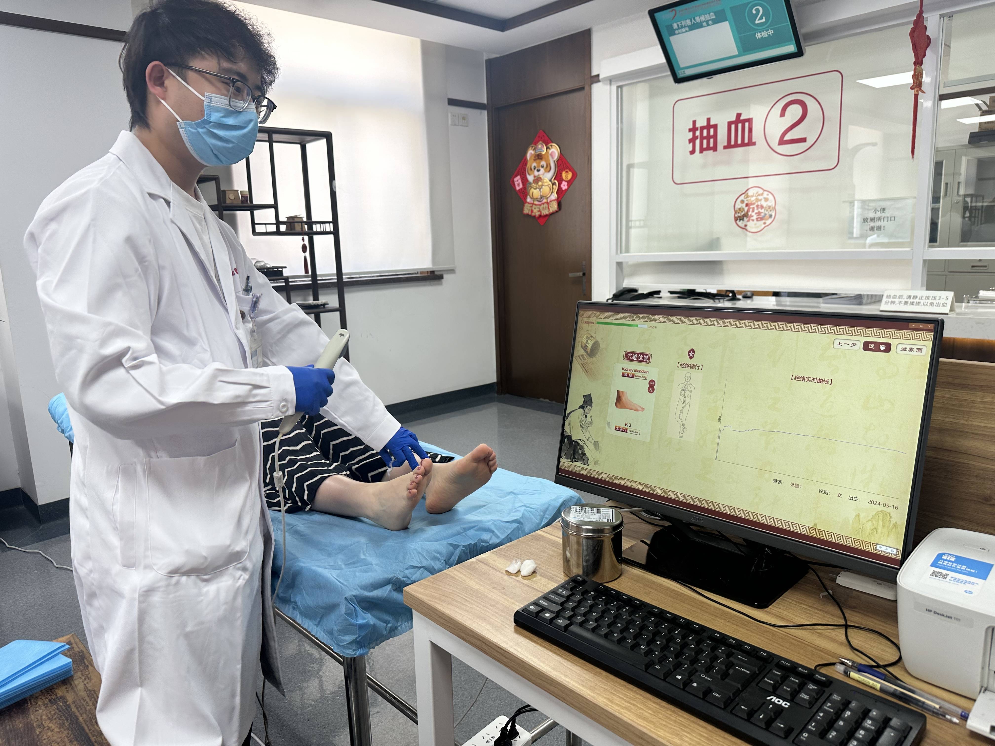 中医仪器实力圈粉 让这群日本友人大开眼界