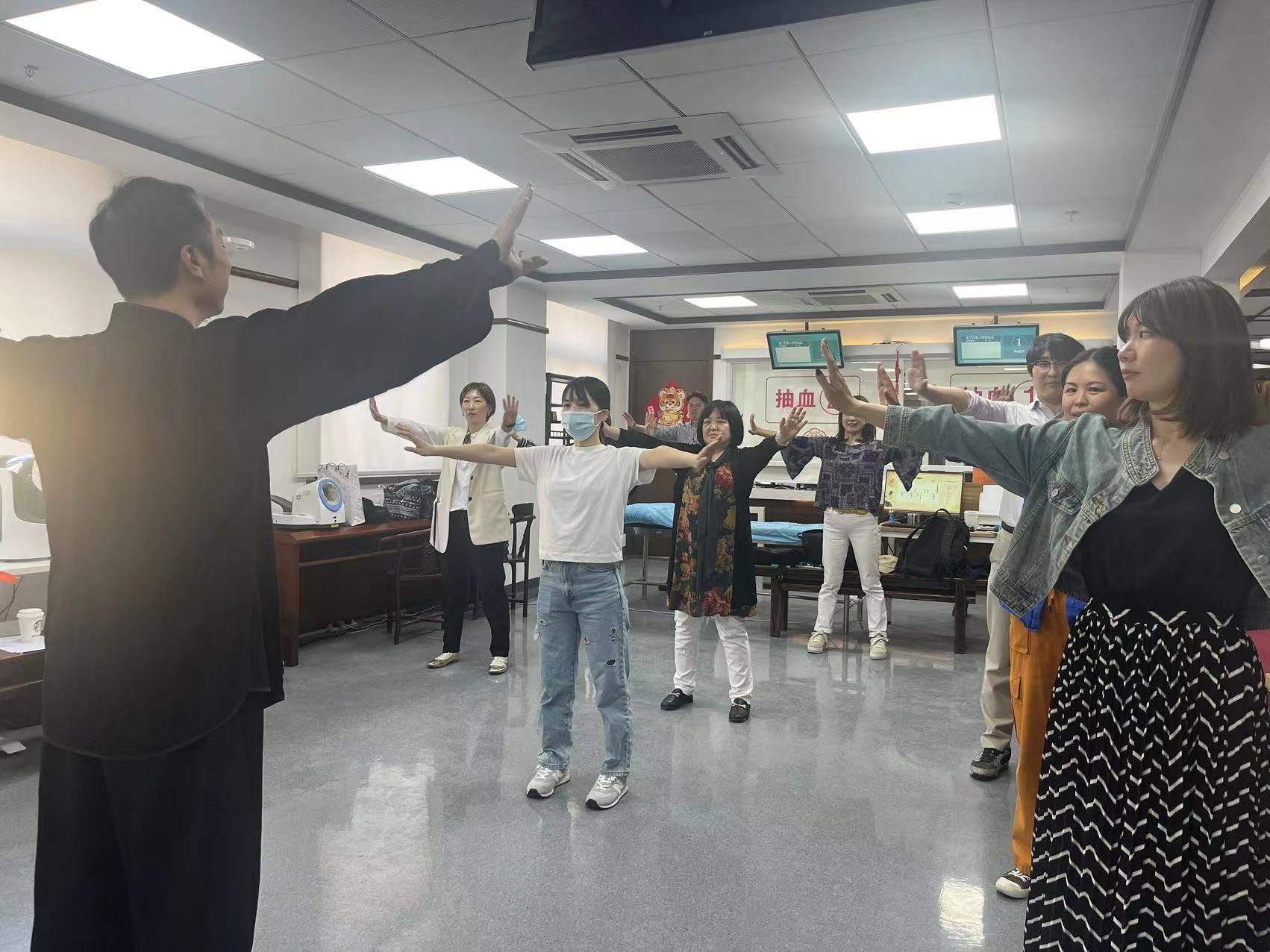 中医仪器实力圈粉 让这群日本友人大开眼界