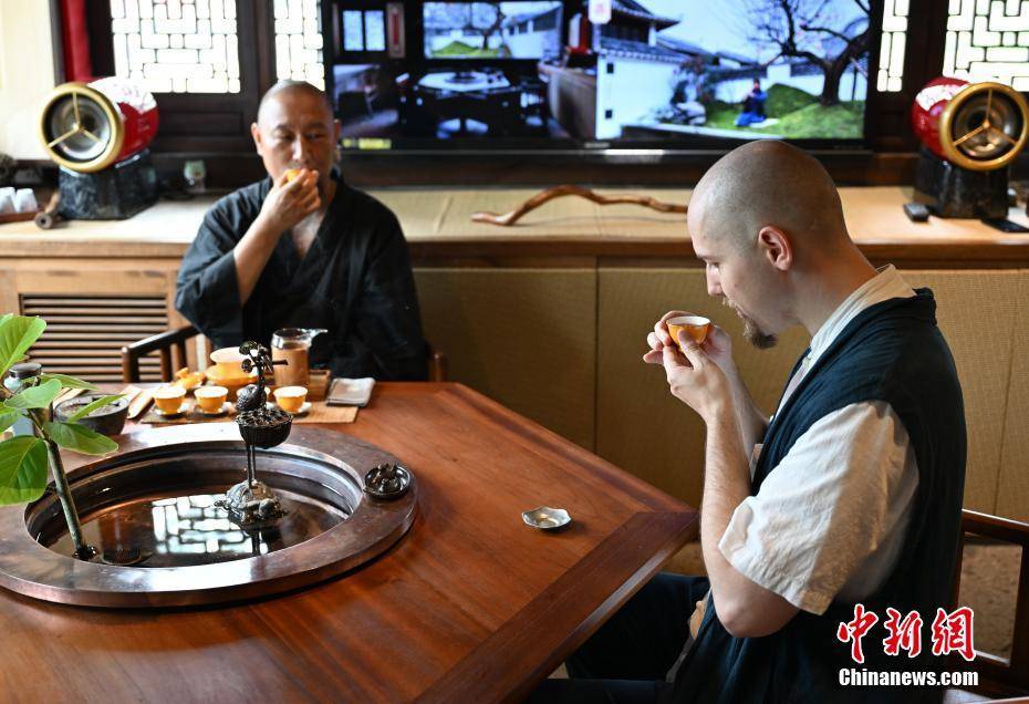 美国“90后”在浙10年精通二胡茶道 传统文化圈粉“洋弟子”