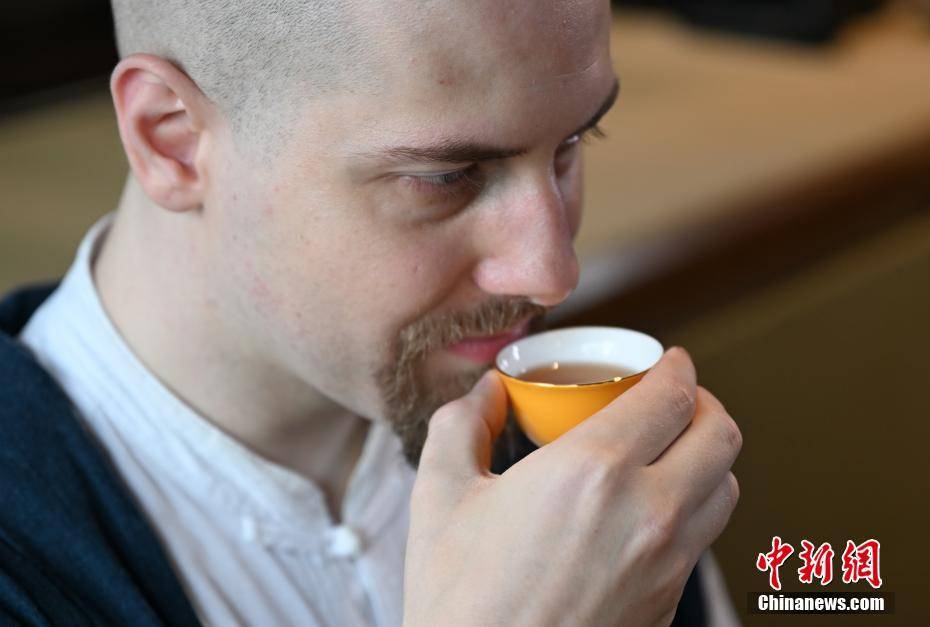 美国“90后”在浙10年精通二胡茶道 传统文化圈粉“洋弟子”