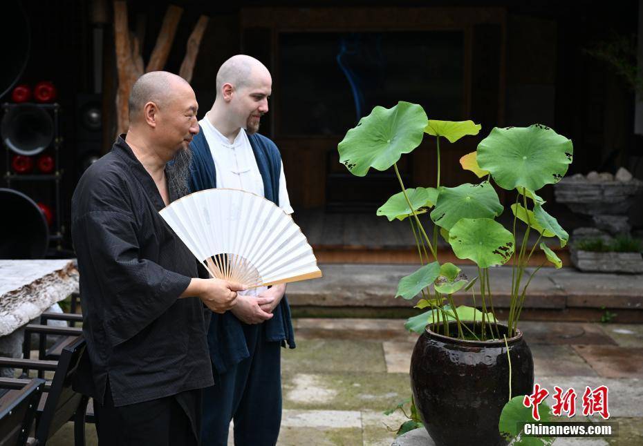 美国“90后”在浙10年精通二胡茶道 传统文化圈粉“洋弟子”