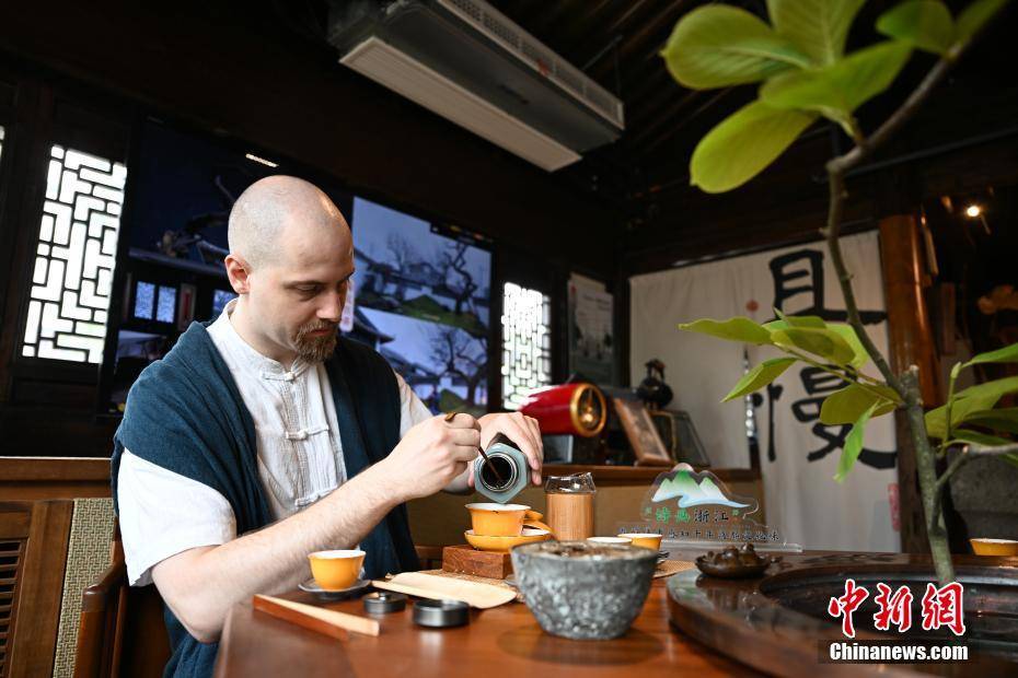 美国“90后”在浙10年精通二胡茶道 传统文化圈粉“洋弟子”