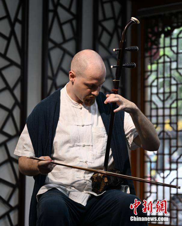 美国“90后”在浙10年精通二胡茶道 传统文化圈粉“洋弟子”