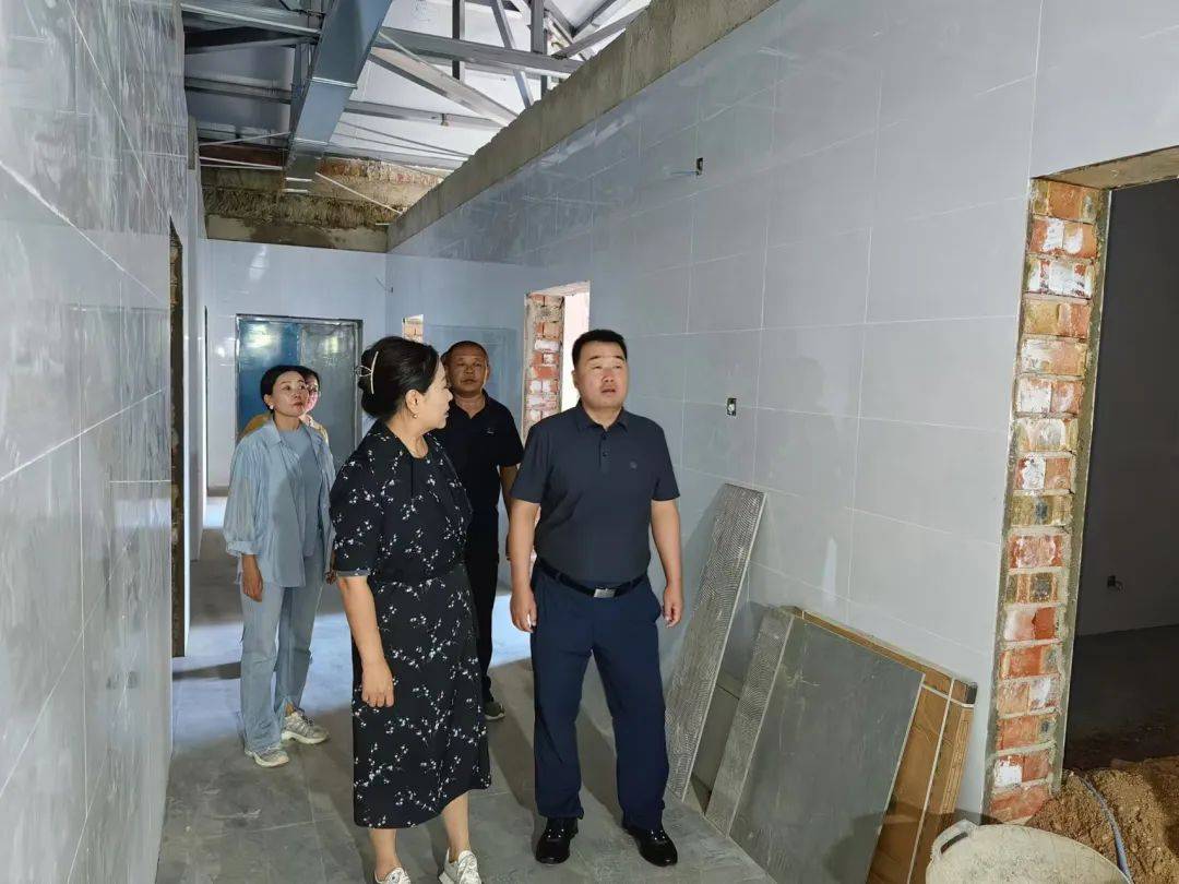 开学检查促规范 行稳致远续新篇——苏尼特右旗教育局党组书记、局长特木尔巴干一行到学校检查指导开学工作