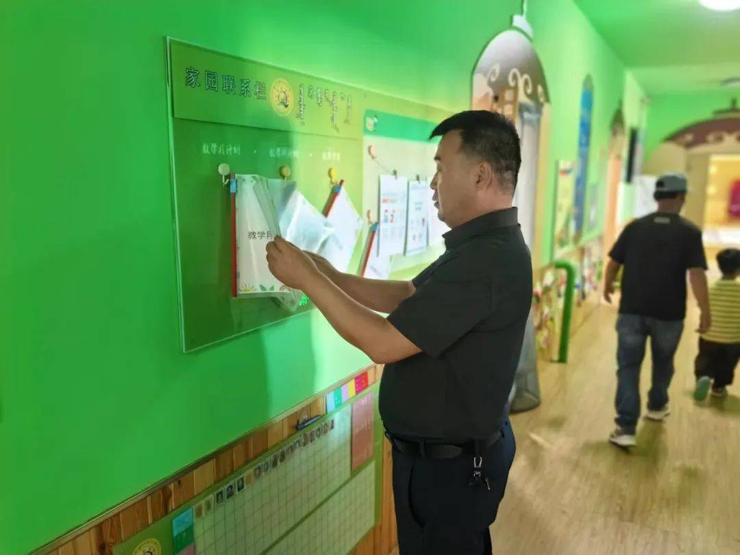 开学检查促规范 行稳致远续新篇——苏尼特右旗教育局党组书记、局长特木尔巴干一行到学校检查指导开学工作