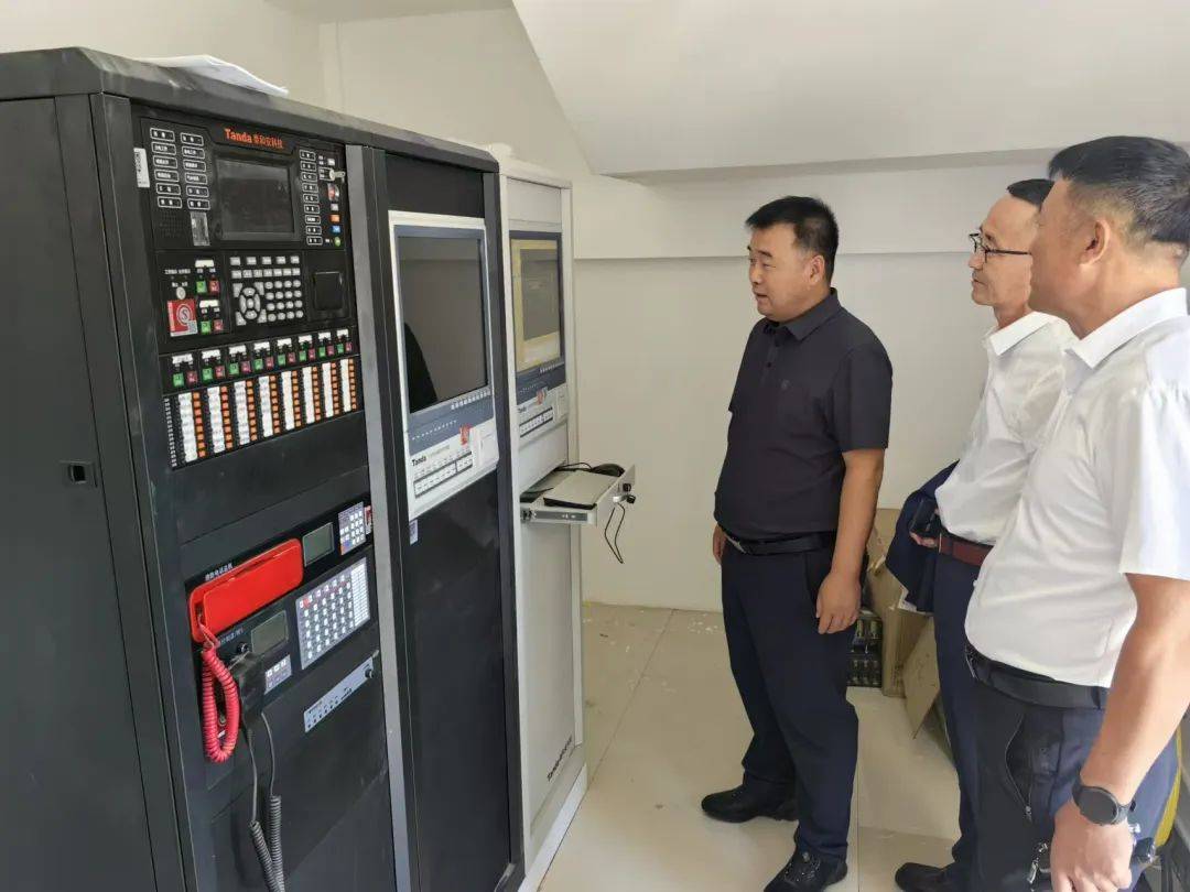 开学检查促规范 行稳致远续新篇——苏尼特右旗教育局党组书记、局长特木尔巴干一行到学校检查指导开学工作