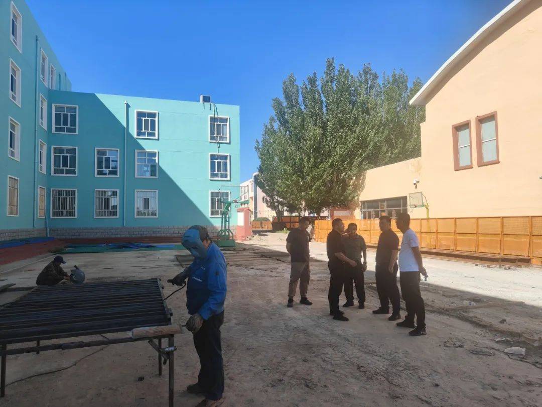 开学检查促规范 行稳致远续新篇——苏尼特右旗教育局党组书记、局长特木尔巴干一行到学校检查指导开学工作
