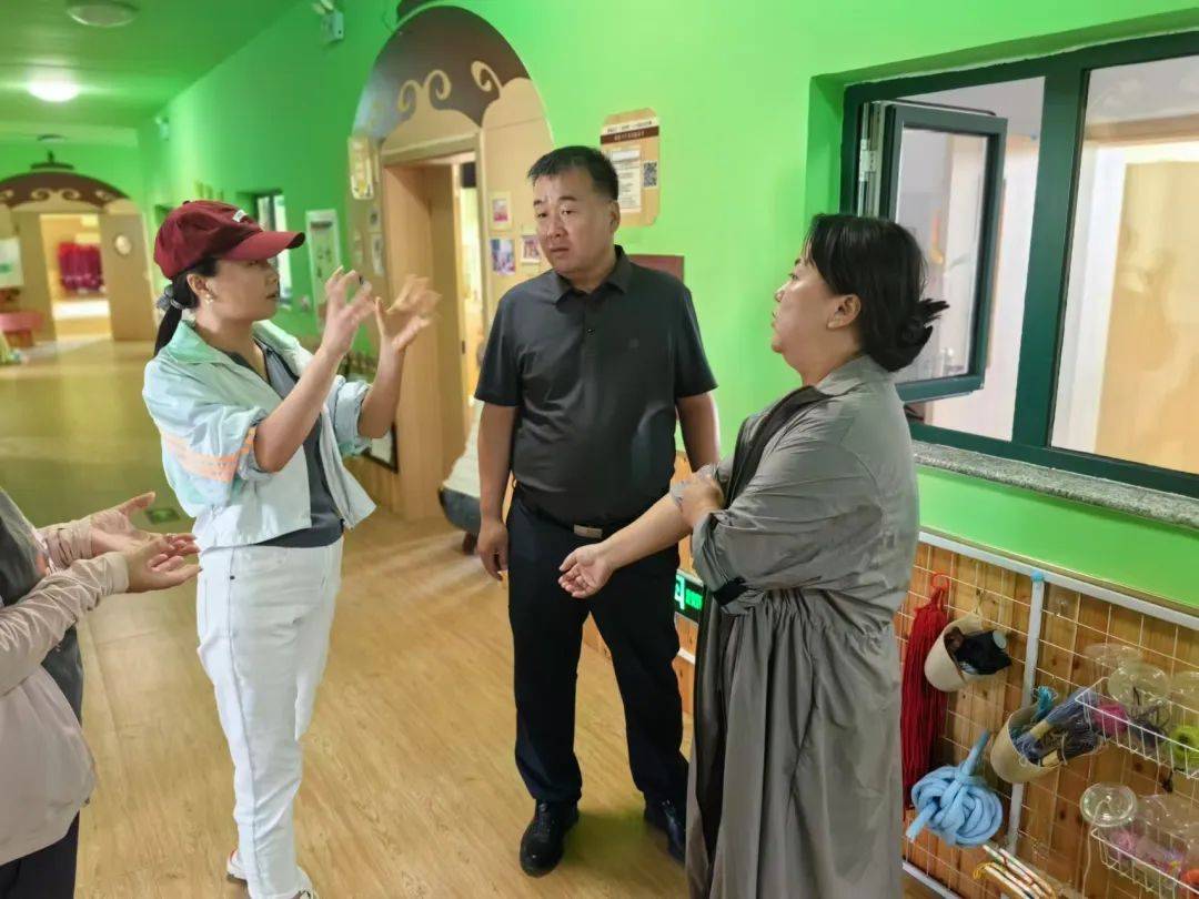 开学检查促规范 行稳致远续新篇——苏尼特右旗教育局党组书记、局长特木尔巴干一行到学校检查指导开学工作