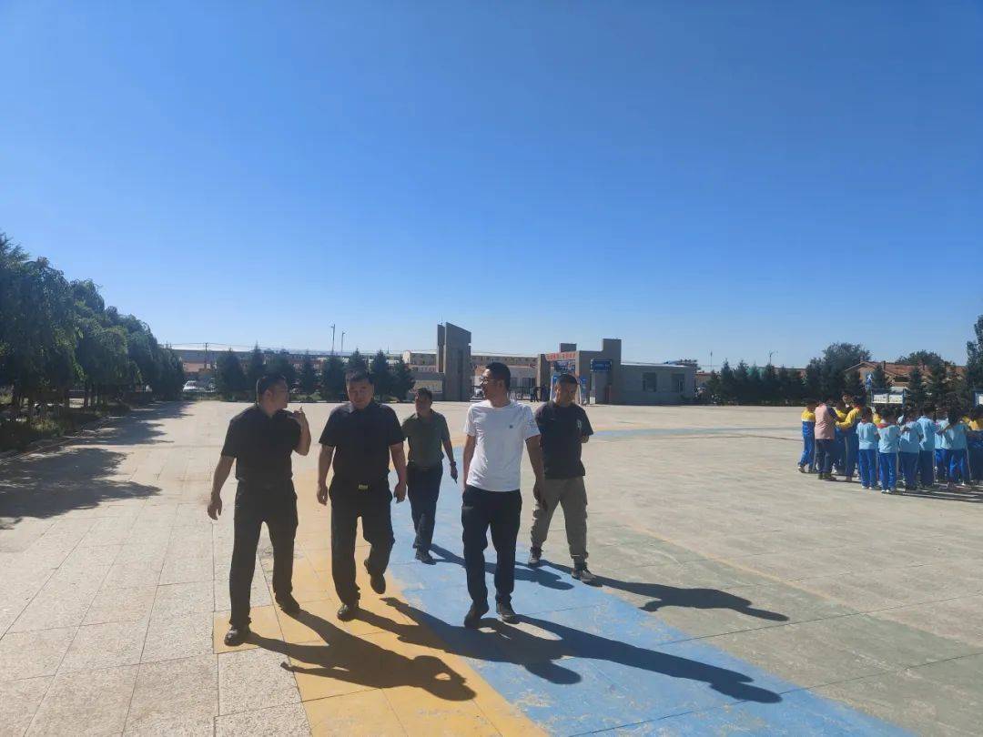 开学检查促规范 行稳致远续新篇——苏尼特右旗教育局党组书记、局长特木尔巴干一行到学校检查指导开学工作