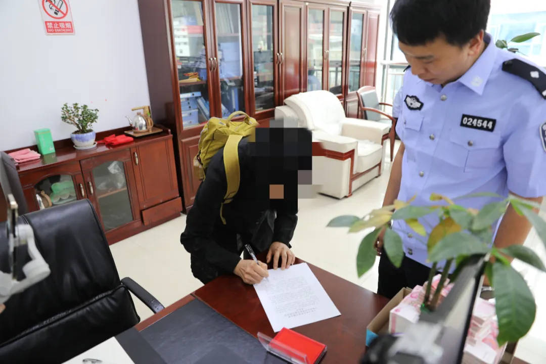 网约车司机接单“闪送”<strong></p>
<p>嗨币网</strong>，纸箱里竟装了352350元人民币！