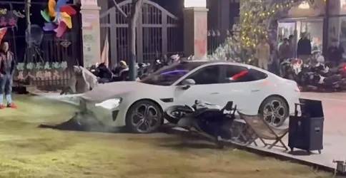 男子买新车后在群里炫耀被嘲<strong></p>
<p>币圈大空翼</strong>，持刀杀害一男子后开车撞向咖啡店？警方通报