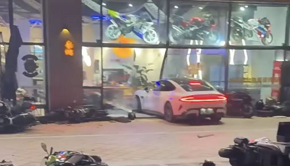 男子买新车后在群里炫耀被嘲<strong></p>
<p>币圈大空翼</strong>，持刀杀害一男子后开车撞向咖啡店？警方通报