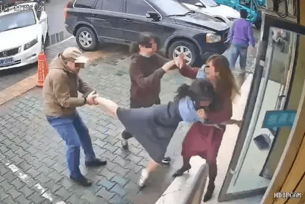 公职夫妻因挪车将女子打骨折<strong></p>
<p>币圈大空翼</strong>，想40万私了？通报来了