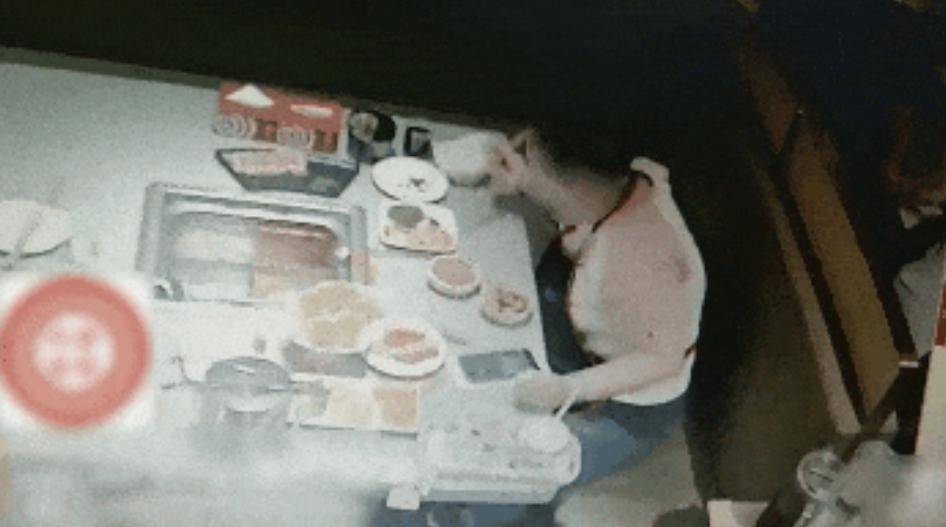 打两碗蘸料<strong></p>
<p>币风港</strong>，吃一碗毁一碗！女子投虫敲诈火锅店更多细节曝光