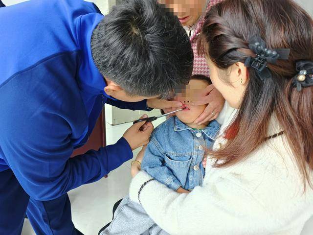 北京五岁男童把鱼钩放进嘴<strong></p>
<p>初链币</strong>，家长发现抱着孩子直奔消防站