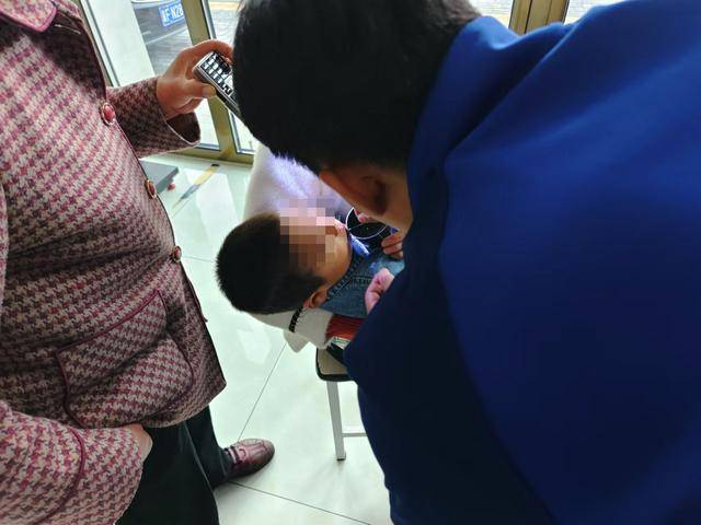 北京五岁男童把鱼钩放进嘴<strong></p>
<p>初链币</strong>，家长发现抱着孩子直奔消防站