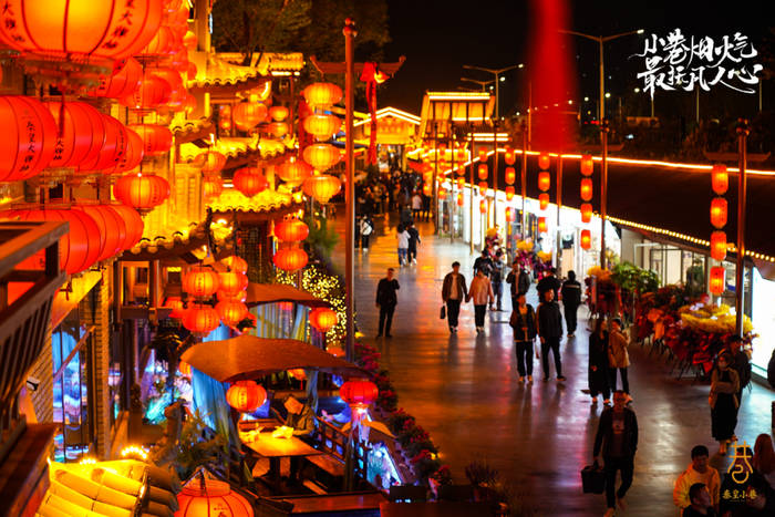 秦皇岛一网红夜市被指违规占用规划绿地却经营4年之久<strong></p>
<p>kin币行情</strong>，当地回应：无审批手续 | 刚调查