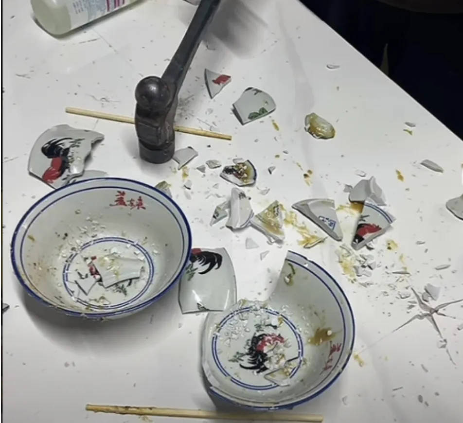 网红夫妇被传有传染病<strong></p>
<p>上币精品网</strong>，餐馆砸餐具撇清？官方回应