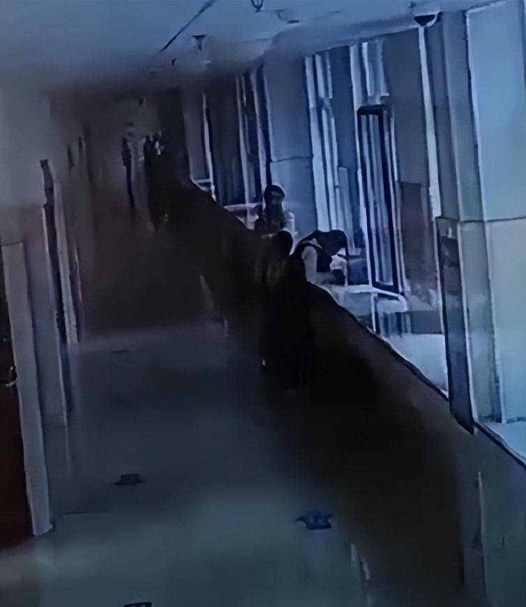 7岁男生踩脏地板<strong></p>
<p>bcb币行情</strong>，鞋被语文老师扔垃圾桶，脚冷穿鞋又被数学老师拎讲台扇耳光；两名涉事女教师已被学校开除