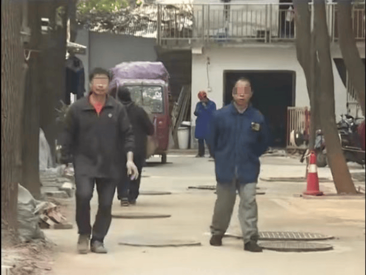 长沙一小区变“井”区：9栋楼井盖多达170个<strong></p>
<p>bcb币行情</strong>，施工方称地下管网复杂只能加井