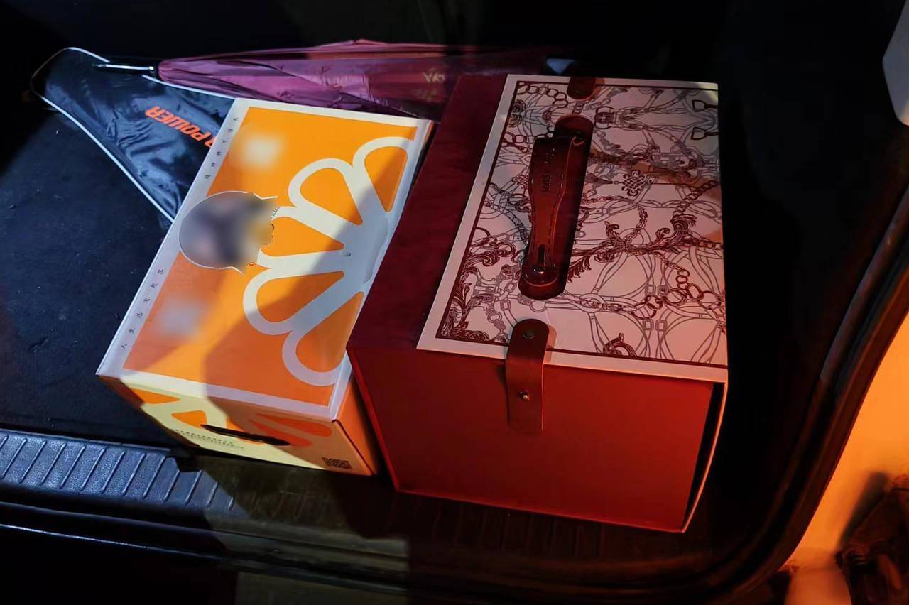 热水壶和“喜糖”里藏着大把现金<strong></p>
<p>云币网公信宝</strong>，浙江多地已发生，警方提醒：司机请警惕