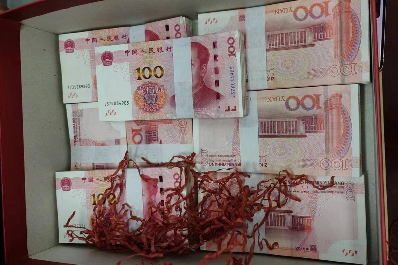 热水壶和“喜糖”里藏着大把现金<strong></p>
<p>云币网公信宝</strong>，浙江多地已发生，警方提醒：司机请警惕