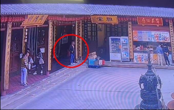 自制缠满双面胶的铁片<strong></p>
<p>炒币软件有</strong>，男子在寺庙内盗窃功德箱被行拘