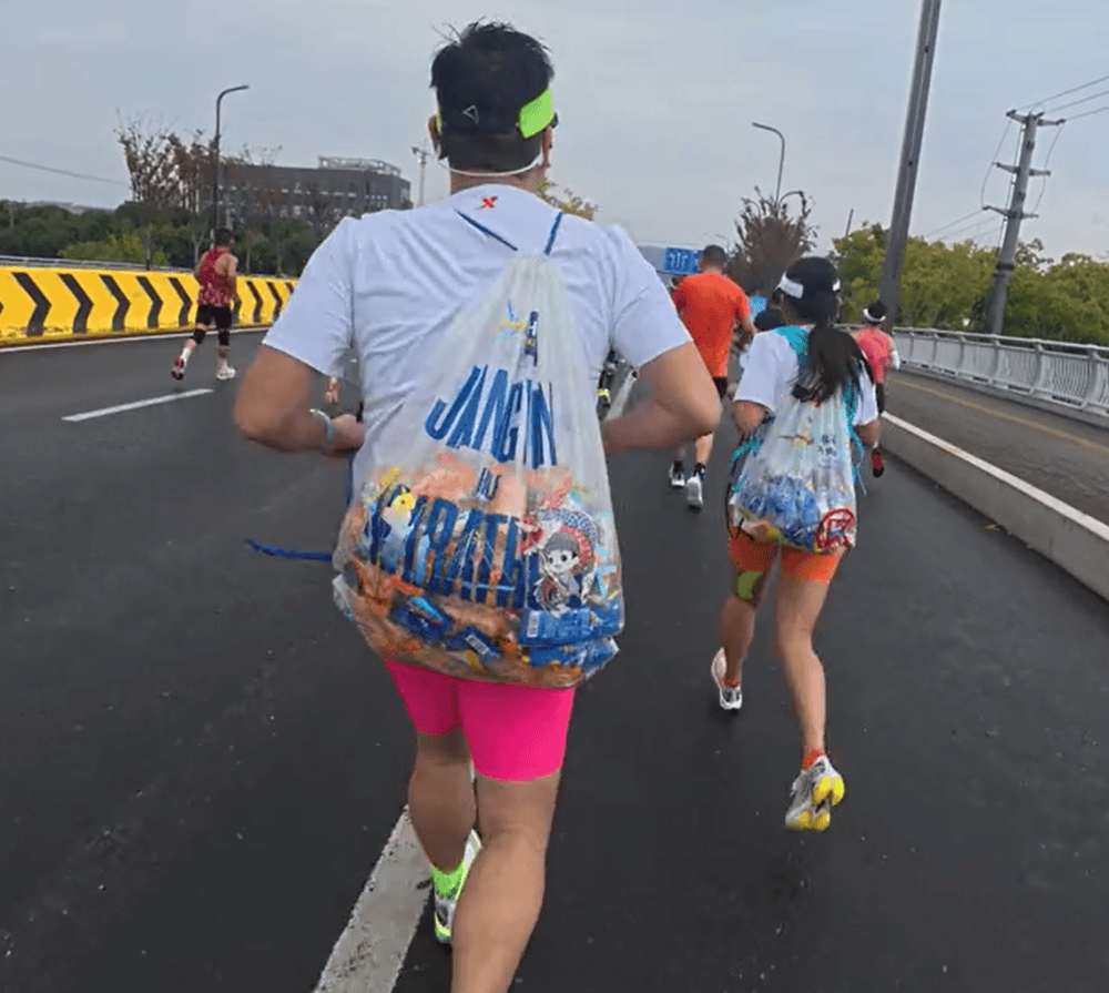 苏州马拉松一男一女将给选手的免费零食打包“负重”奔跑<strong></p>
<p>初入币圈</strong>？主办方回应
