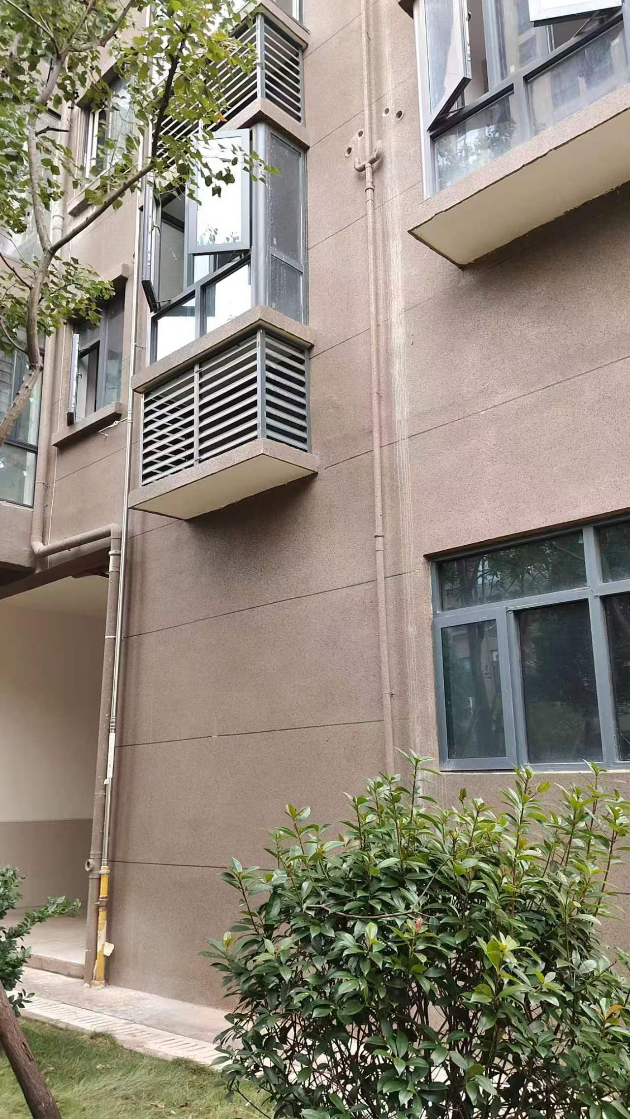 空调机位被楼下邻居占用<strong></p>
<p>bg币</strong>，娄底女业主无法入住起诉索赔11万！邻居：我的也被占了