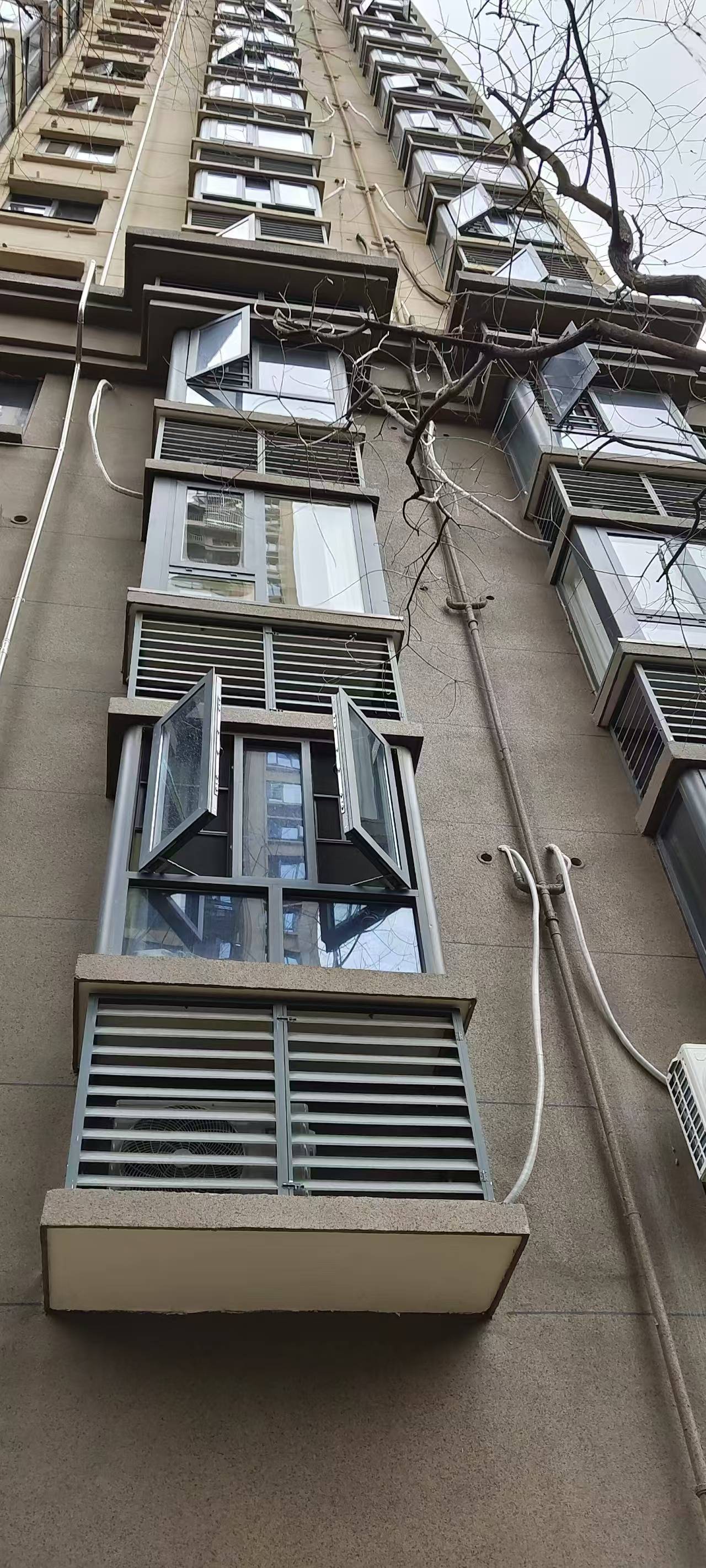 空调机位被楼下邻居占用<strong></p>
<p>bg币</strong>，娄底女业主无法入住起诉索赔11万！邻居：我的也被占了