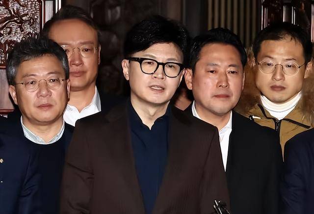 执政党捏着鼻子要“保尹”<strong></p>
<p>td币</strong>，尹锡悦的总统宝座，将由8个人决定