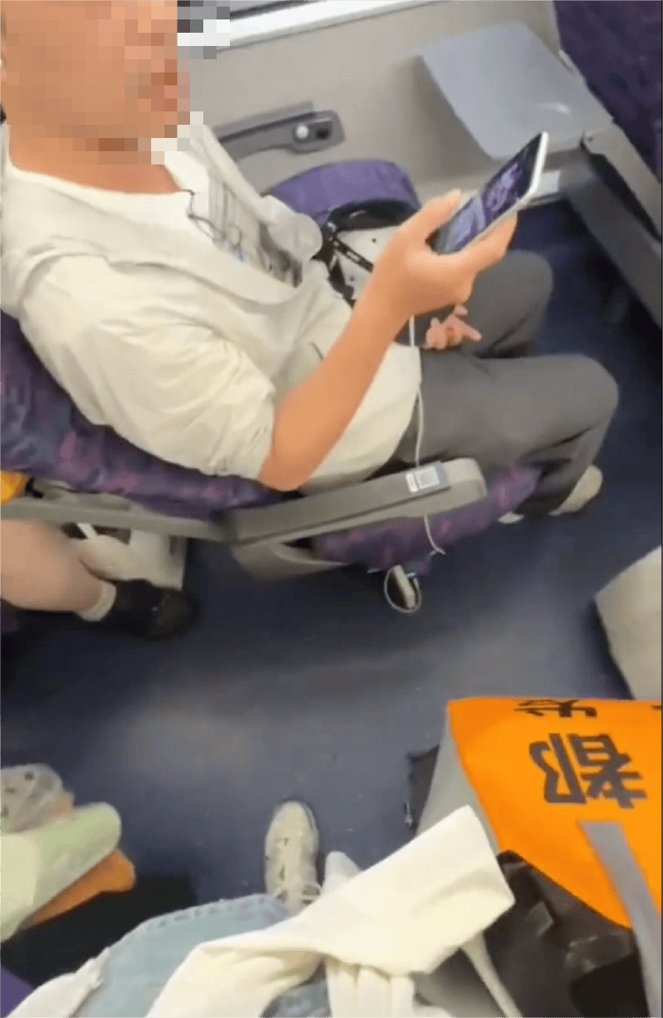 母女俩列车霸座还持刀威胁<strong></p>
<p>祥云币</strong>，12306回应