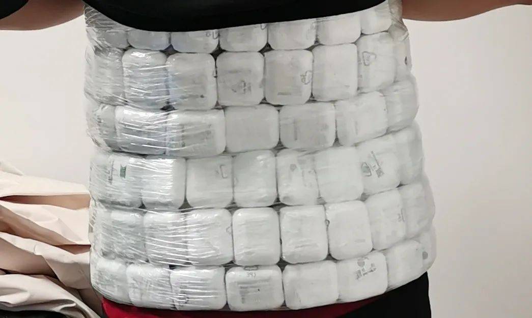 “腹肌男”过海关被查<strong></p>
<p>wfee币</strong>！腰上竟然绑着100个耳机！