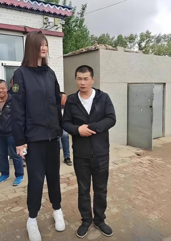 女孩身高2米26貌美如花<strong></p>
<p>wfee币</strong>，妈妈天天发愁：白长这么漂亮，没人敢追