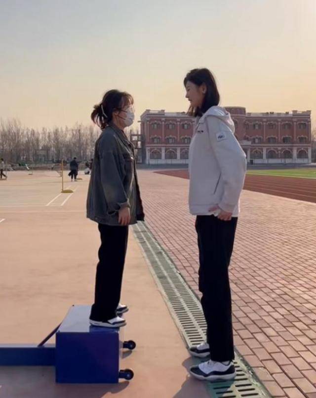 女孩身高2米26貌美如花<strong></p>
<p>wfee币</strong>，妈妈天天发愁：白长这么漂亮，没人敢追