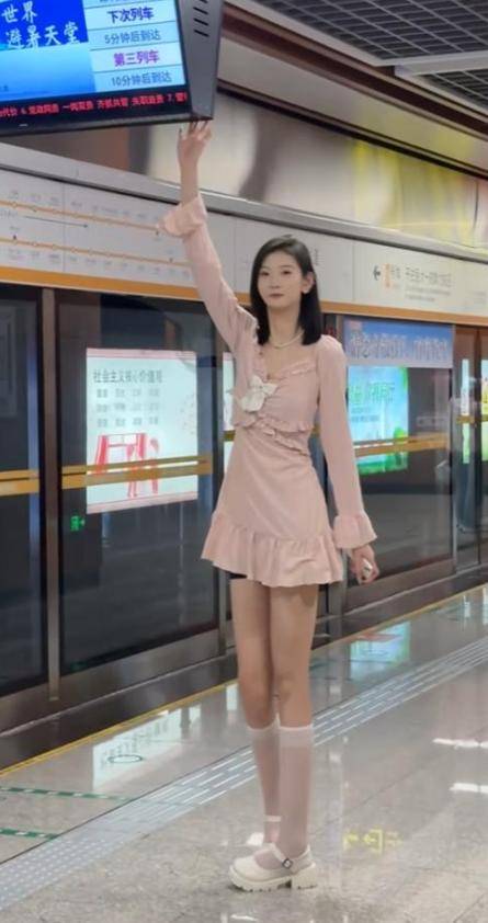 女孩身高2米26貌美如花<strong></p>
<p>wfee币</strong>，妈妈天天发愁：白长这么漂亮，没人敢追