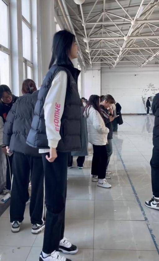 女孩身高2米26貌美如花<strong></p>
<p>wfee币</strong>，妈妈天天发愁：白长这么漂亮，没人敢追