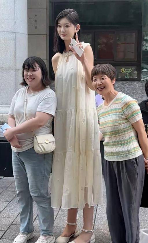 女孩身高2米26貌美如花<strong></p>
<p>wfee币</strong>，妈妈天天发愁：白长这么漂亮，没人敢追