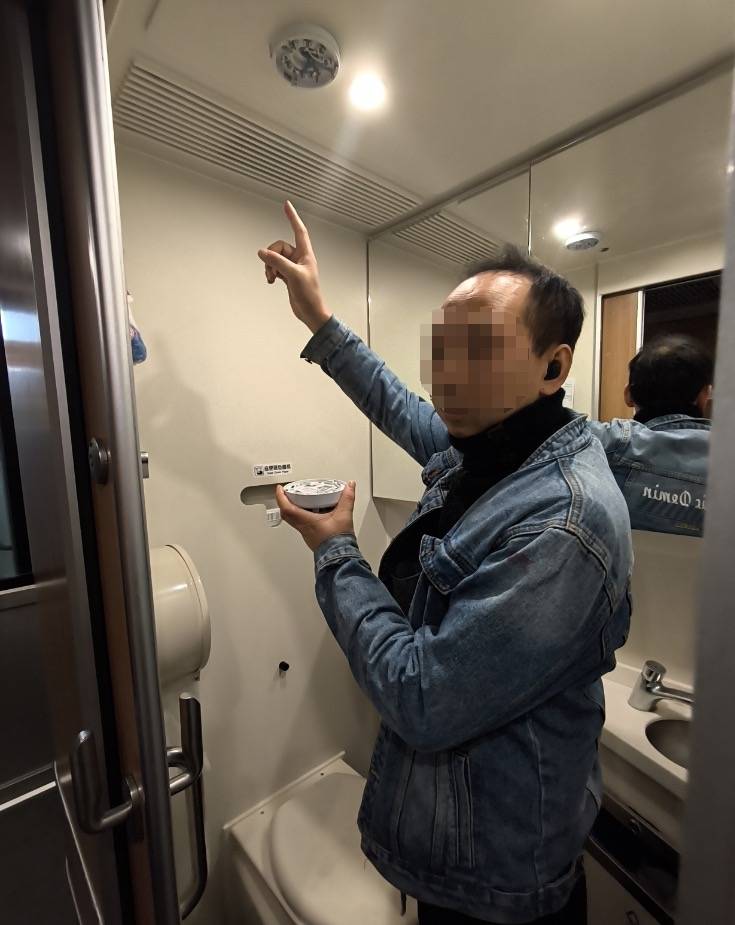 男子为了在动车抽烟防止被查<strong></p>
<p>新农币</strong>，竟把烟雾报警器给拆了！铁警：拘留