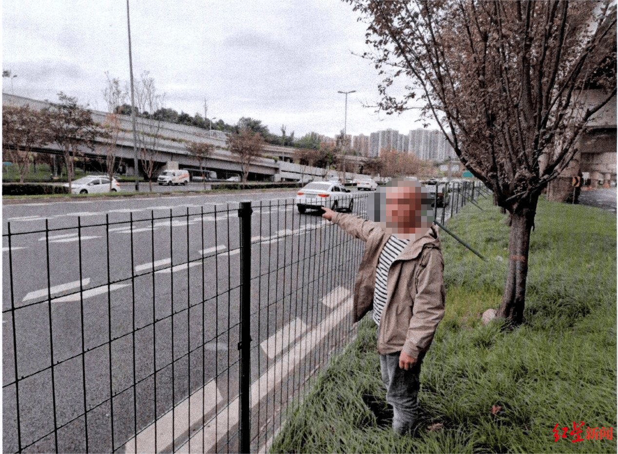 成都三环主路惊现小轿车跨过隔离带掉头<strong></p>
<p>币金网</strong>，原来是司机酒驾走错路……