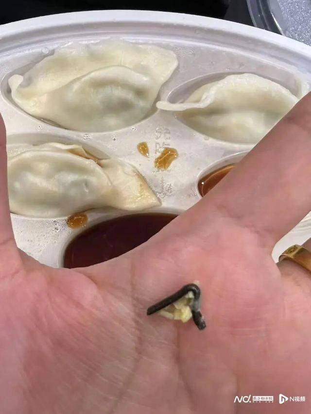 “水饺吃出铁丝”！为删差评<strong></p>
<p>币金网</strong>，商家竟盗用消费者微信头像捏造聊天记录