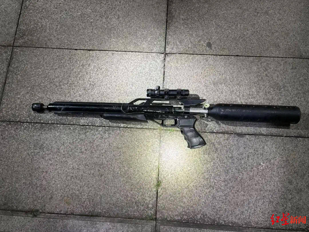 男子车内放疑似枪支遇检查强行冲卡致一辅警被拖行受伤<strong></p>
<p>炒币线视频讲解</strong>，已被抓获！“枪支”正在鉴定