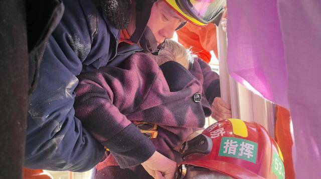 惊险！北京西城一93岁老奶奶<strong></p>
<p>炒币线视频讲解</strong>，卡在防盗窗里摇摇欲坠……