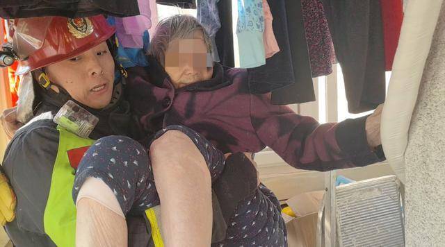 惊险！北京西城一93岁老奶奶<strong></p>
<p>炒币线视频讲解</strong>，卡在防盗窗里摇摇欲坠……