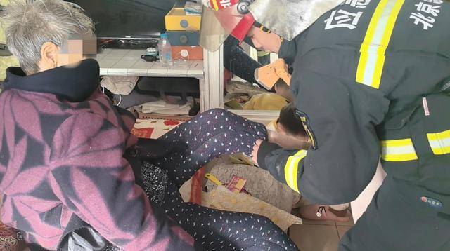 惊险！北京西城一93岁老奶奶<strong></p>
<p>炒币线视频讲解</strong>，卡在防盗窗里摇摇欲坠……